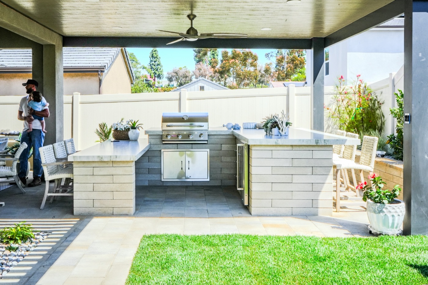 Outdoor kitchen and covered patio in Carencro by Abshire Brothers Lawn & Landscape