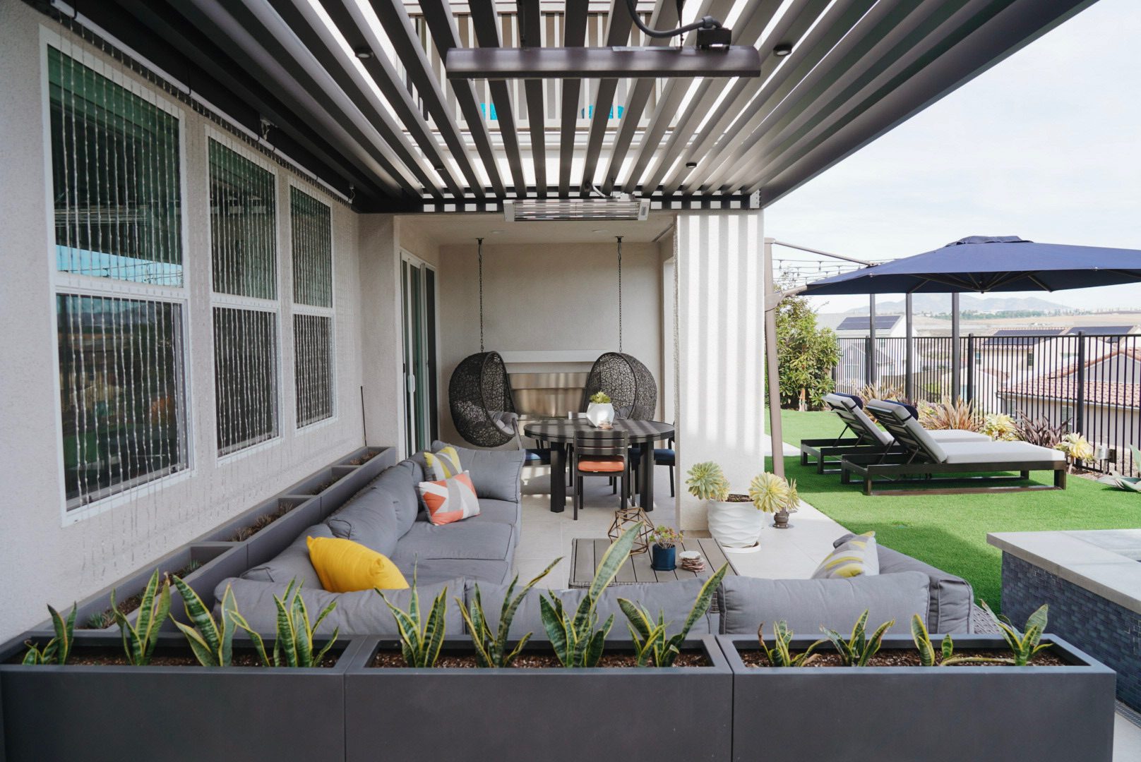 Cantilever aluminium pergola over the covered patio and sectional seating