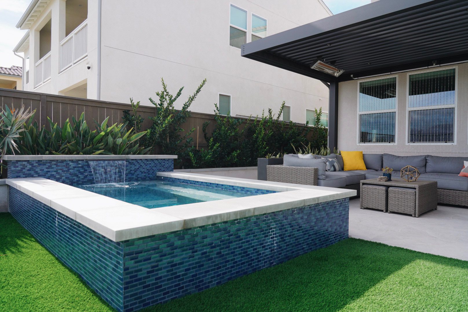 Spool with sectional seating beneath the cantilever pergola